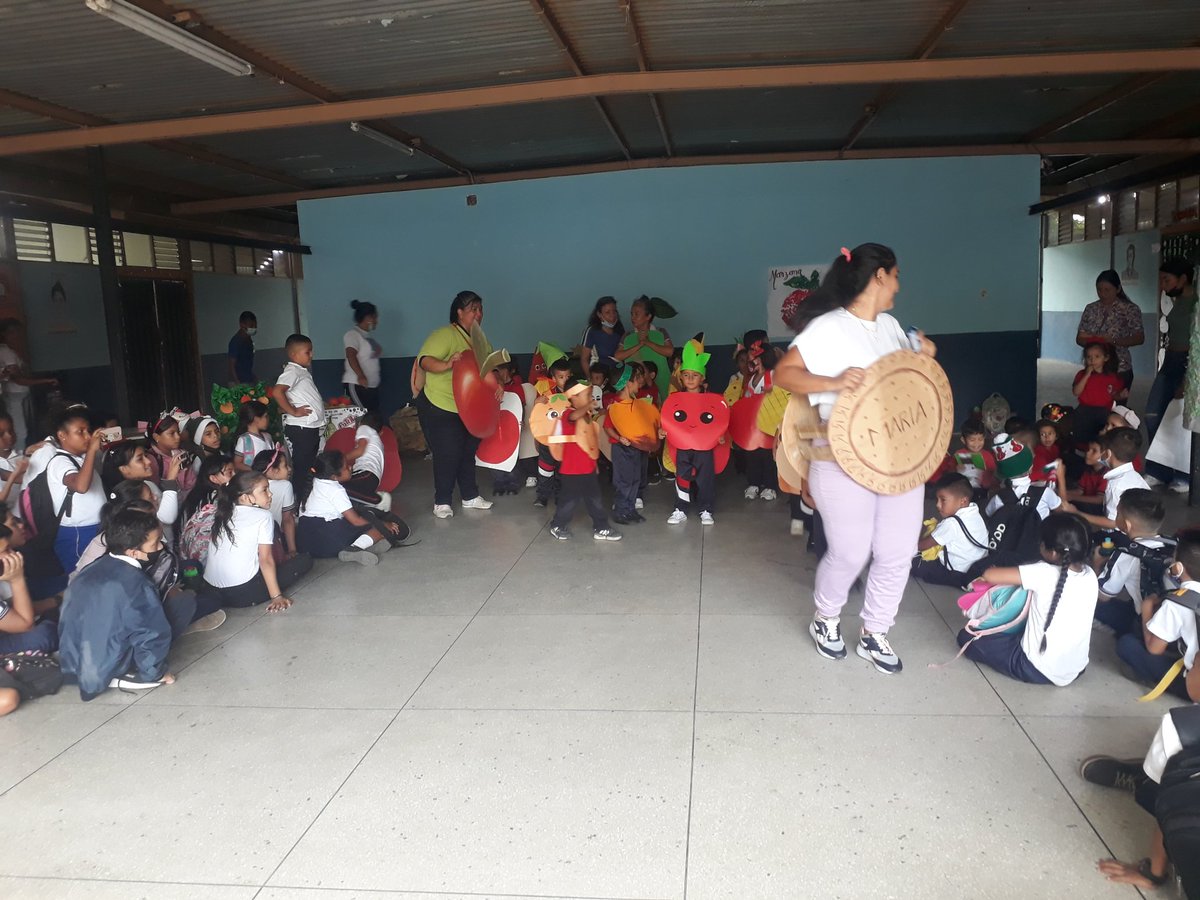 Baile de las Frutas a cargo de Inicial A y B <a href="/NicolasMaduro/">Nicolás Maduro</a> @ZonaEducTachira <a href="/Berzabethg1/">Berzabethgandicaoficial</a> <a href="/BolivarianasZET/">Erika Varela Sayago Escuelas Bolivarianas</a> <a href="/dceuportuguesa/">División Comun. Educ. y Unión con el Pueblo ZEP</a> <a href="/Crazet2011/">Crazet2011</a> <a href="/FernandoRojas6/">Fern@ndo</a>
