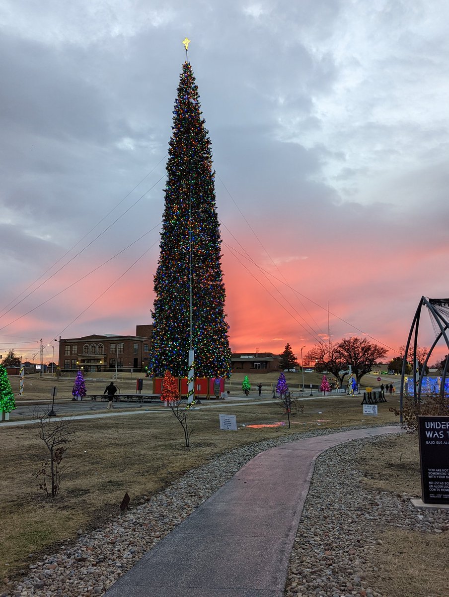 TimSzewczak's tweet photo. @Justalexbennett Oklahoma sky with the world's tallest fresh cut tree in Enid #theoneenid https://t.co/4nXRWQOfFb