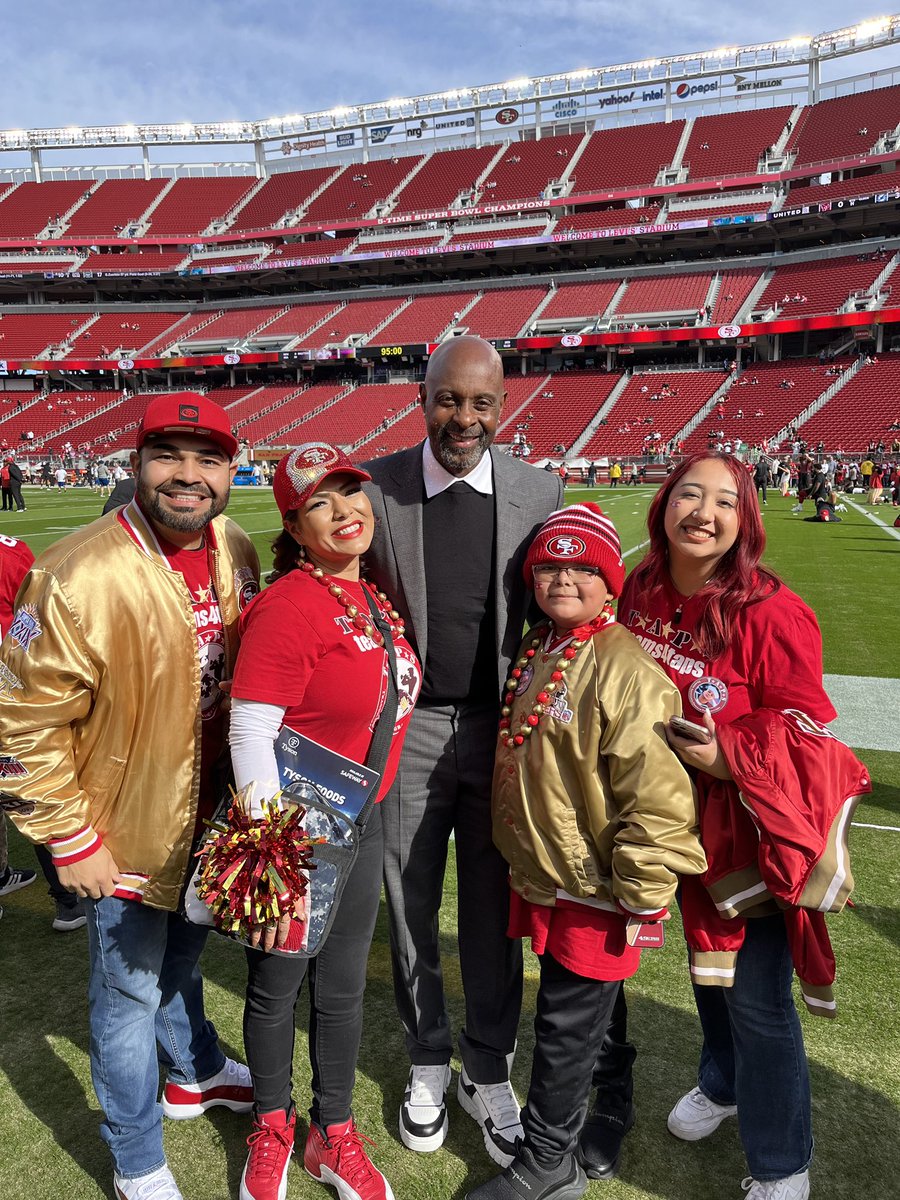 teams4taps's tweet photo. Thank you to @JimmyG_10 for hosting @TAPSorg and the surviving family of @USNavy HM1 John Garcia at the game today! We are so grateful to Jimmy, the @49ers for this special pre-game opportunity and to @JerryRice for sharing some time with us 🏈❤️🇺🇸 #SaluteToService https://t.co/O4qfOWiE5d