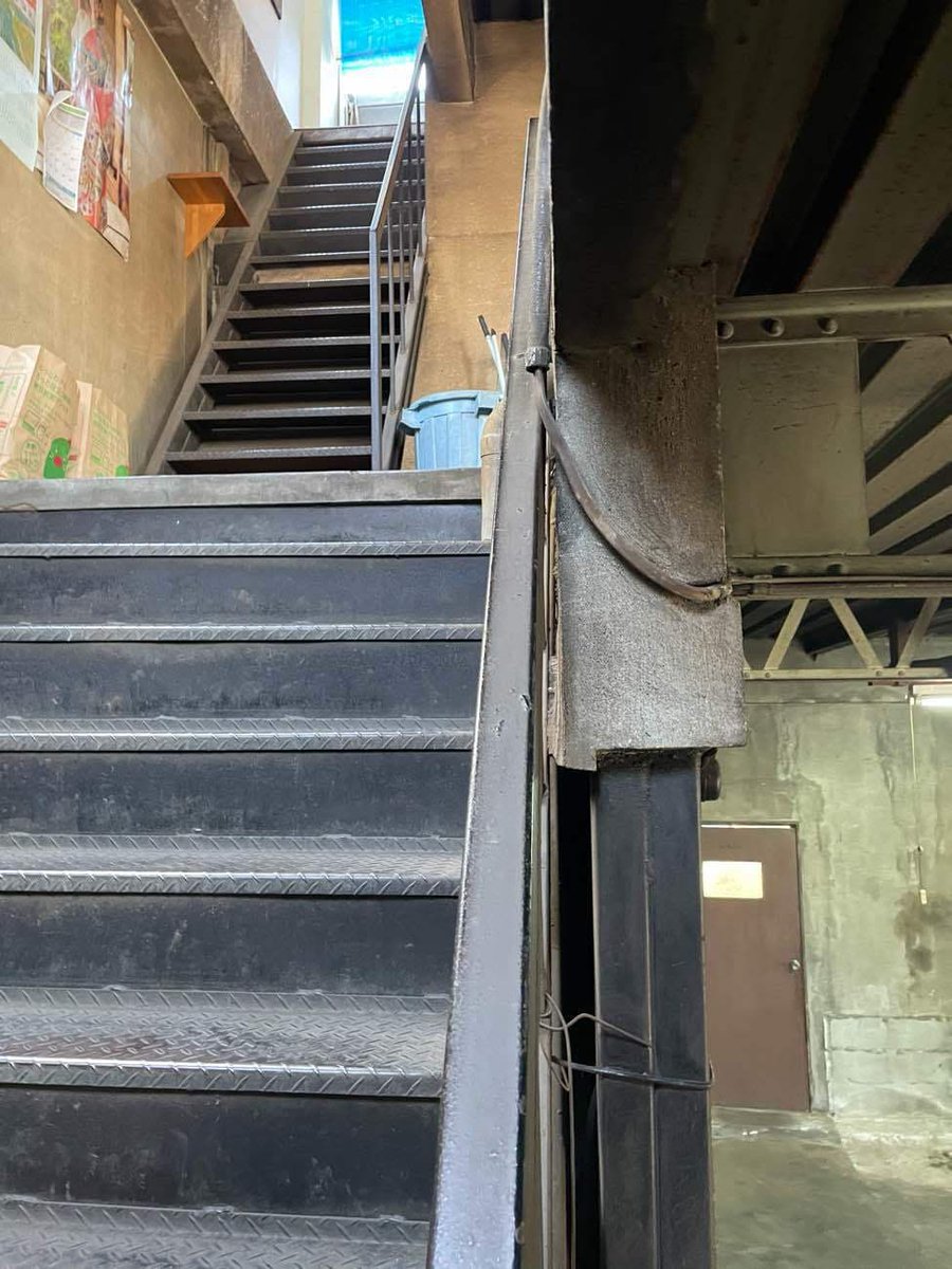 entrie_'s tweet photo. 【リノベーション BEFORE / AFTER🏠】
工場兼住居だった４階建ての大きなお家。急だった階段を、家族が住みやすいように緩やかにしました。 https://t.co/UV6Zyk3eJp