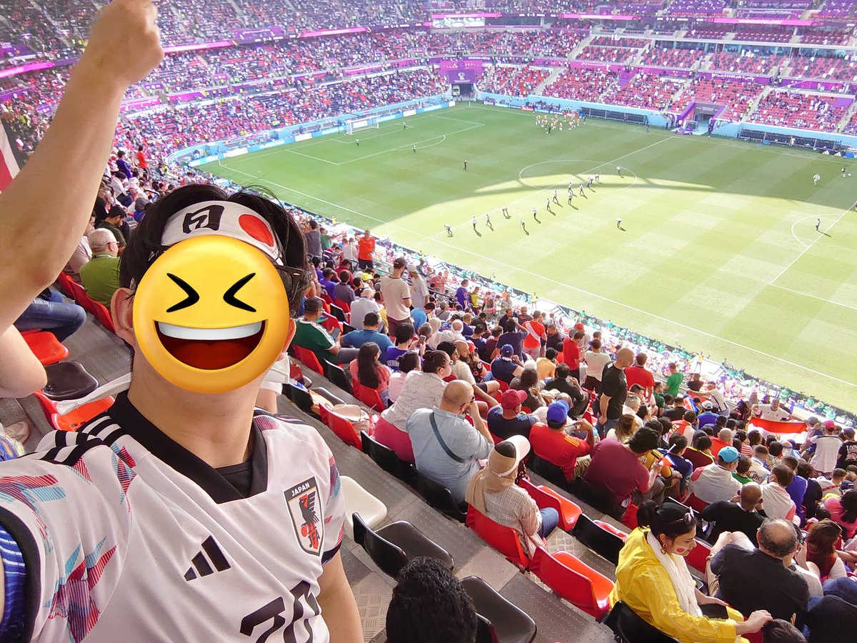 Hatacyy's tweet photo. 全然ツイートしてませんがワールドカップ楽しんでます！公約通り(?)町野のユニフォームでコスタリカ戦を観戦しました！
スタジアムの外にベルマーレOBの岩本輝雄さんがいたので一緒に写真撮ってもらって「残留できてよかったね」と声をかけてもらいました！ https://t.co/uUUlSztIlg