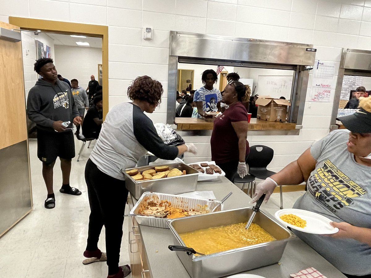 CCPackersFball's tweet photo. Huge thank you to our Packer moms for feeding the Pack!!! #GoPACK #SemiSunday #BEATtheTrojans https://t.co/afvBJtik9a
