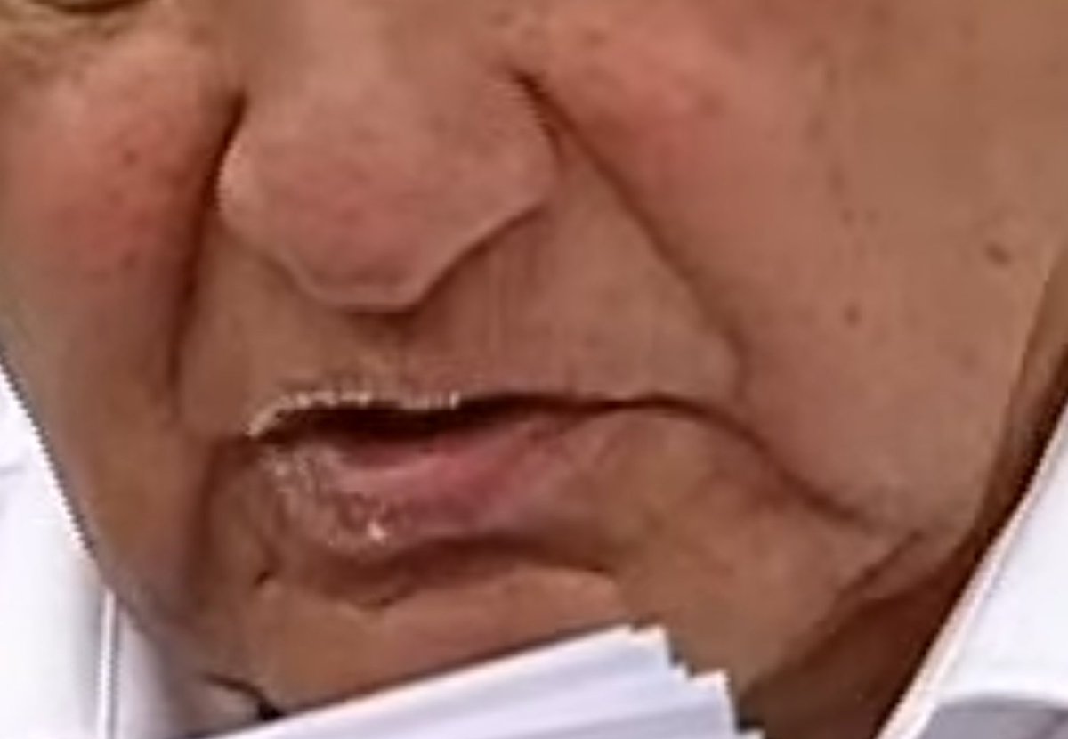 PacooGarcia's tweet photo. La mirada del loco ante el vacío qué le han hecho.

¿Qué tiene en los labios?  Boca seca de coraje. https://t.co/wmtomaUEnY