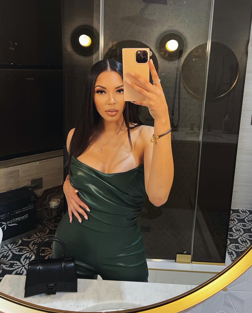 misswalker_26's tweet photo. Its rare mommy duties allows me a night out https://t.co/rNNa85BG5N