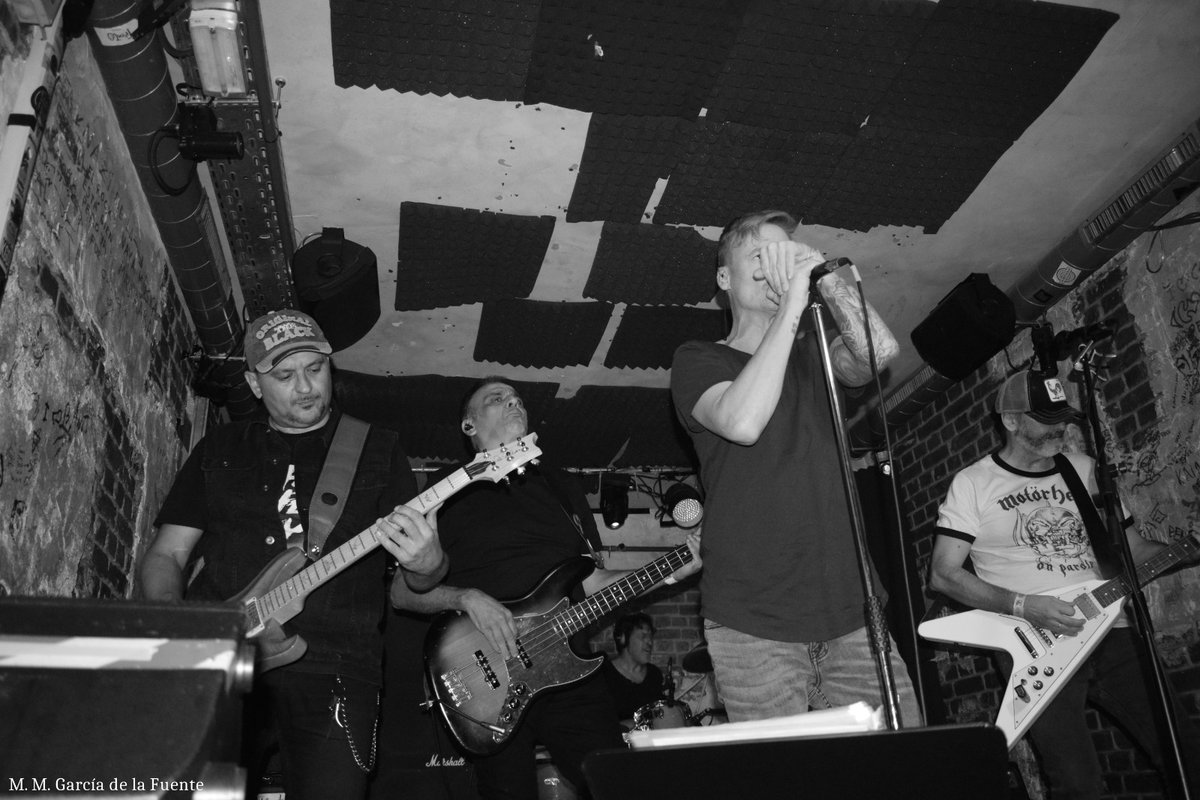 Nuestro paso por la Sala Rocknrolla en Granada el pasado sabado 26,  de nuevo gracias a nuestra fotografa oficial Maria del Mar por las fotos, a  Pesadilla  Electronica  por ser los mejores compañeros de cartel  y una banda de lujo, y al personal técnico de la Sala.