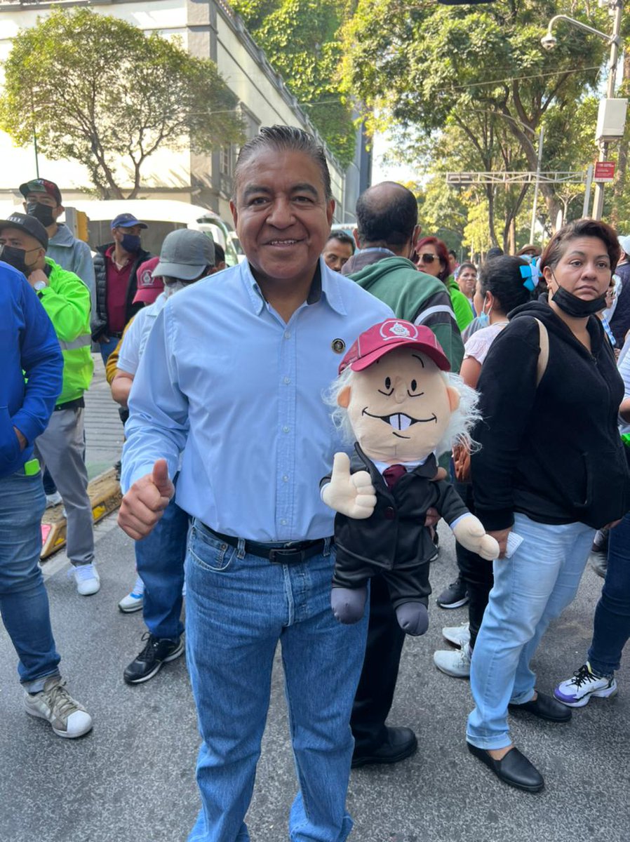 CRISTOPEPE25's tweet photo. @HMBM_16 @Claudiashein @alejandrorobmx @Luis_diazdeleon @lopezobrador_ @Marcos74479209 @EdithfrancoUnam @MiguelA68360907 @BenitoGarca20 EL STTP PRESENTE EN AL MARCHA DEL PUEBLO EN SOLIDARIDAD CON EL PRESIDENTE DE LA REPUBLICA @lopezobrador_ https://t.co/YMMikti3FQ