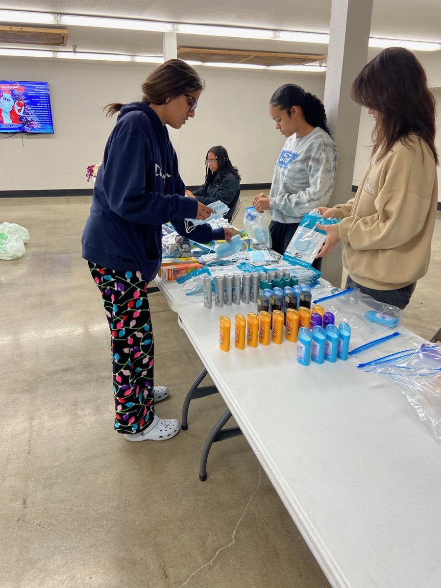 Sjm_girlsbball's tweet photo. Thank you @OnRampsChurch @ImpactCenterFr for the opportunity to serve Hygiene Kits to Lowell Neighborhood. Thankful for the opportunity to give.
#cultureredefined https://t.co/hXaQUow4ee