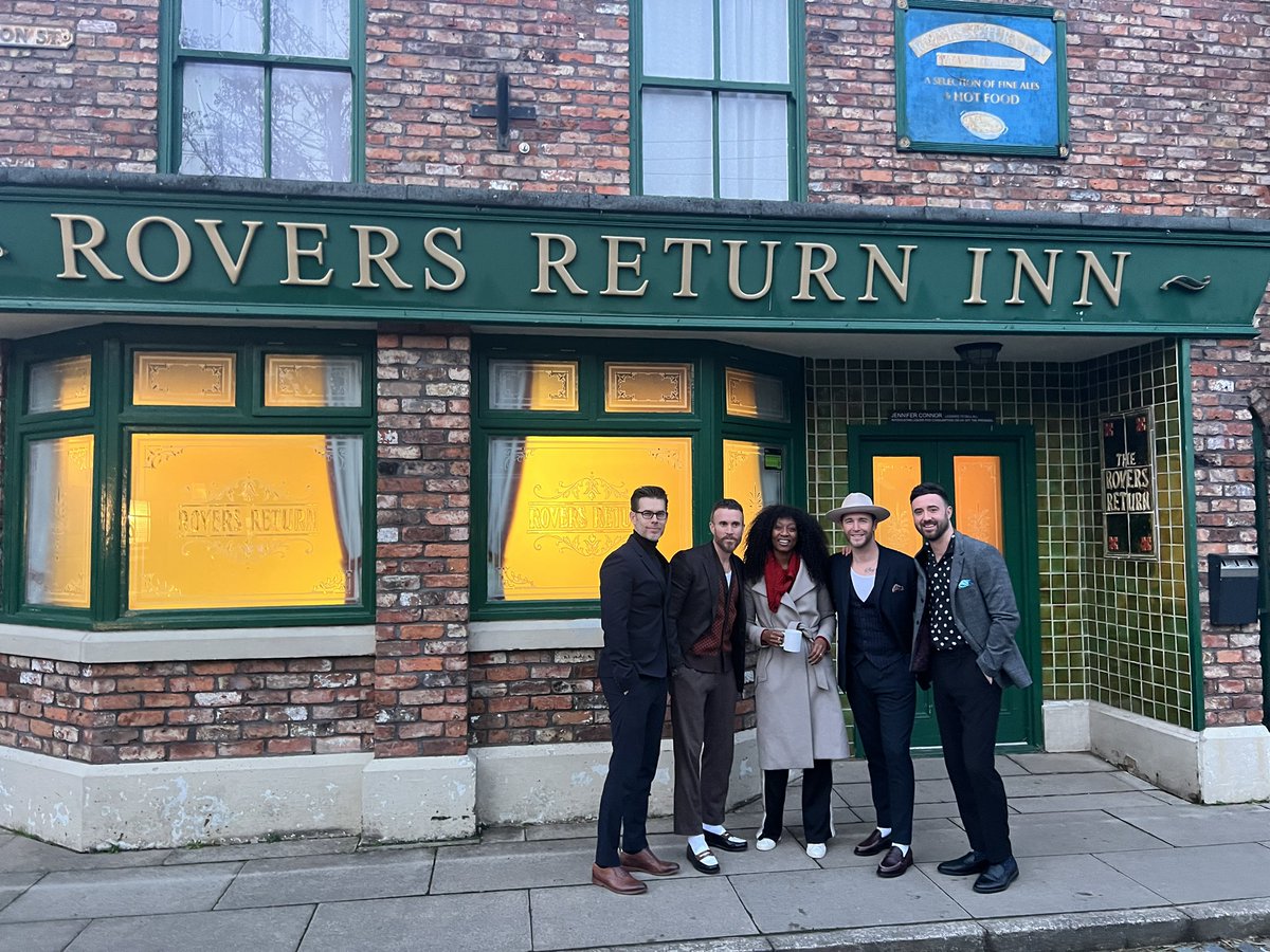 The Overtones (@the_overtones) on Twitter photo 🍻 …5 of yer best hotpots please, Betty!! 🥧
🎅 Finished off an absolutely EPIC weekend of shows at the one & only Weatherfield, singing some Christmas tunes on Coronation Street with the awesome @beverleyknight Thanks to @smoothradio & <a href="/makenoise/">Global's Make Some Noise</a> for having us x #corrie 🍻 …5 of yer best hotpots please, Betty!! 🥧
🎅 Finished off an absolutely EPIC weekend of shows at the one & only Weatherfield, singing some Christmas tunes on Coronation Street with the awesome @beverleyknight Thanks to @smoothradio & <a href="/makenoise/">Global's Make Some Noise</a> for having us x #corrie
