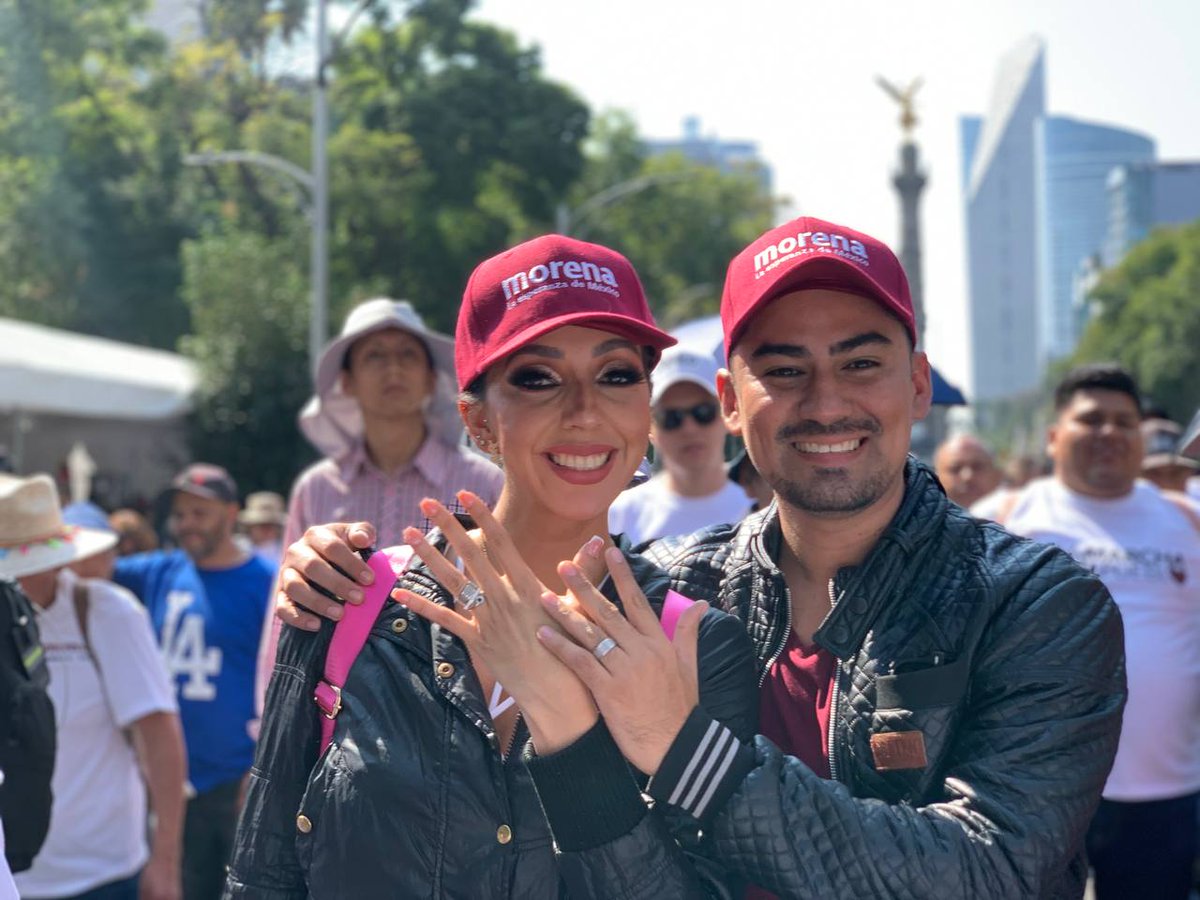 YussaraCG's tweet photo. Sin dudarlo decidí celebrar mi luna de miel en la #Marcha, ya que apenas ayer me casé, pero no podía fallarle al pueblo y a nuestro Presidente @lopezobrador_ quien tiene todo nuestro cariño y apoyo. 🇲🇽✨🫶 #EsUnHonorMARCHARconObrador #MarchaDelPueblo #MarchaPorLaTransformacion https://t.co/1AHGRbt4b3