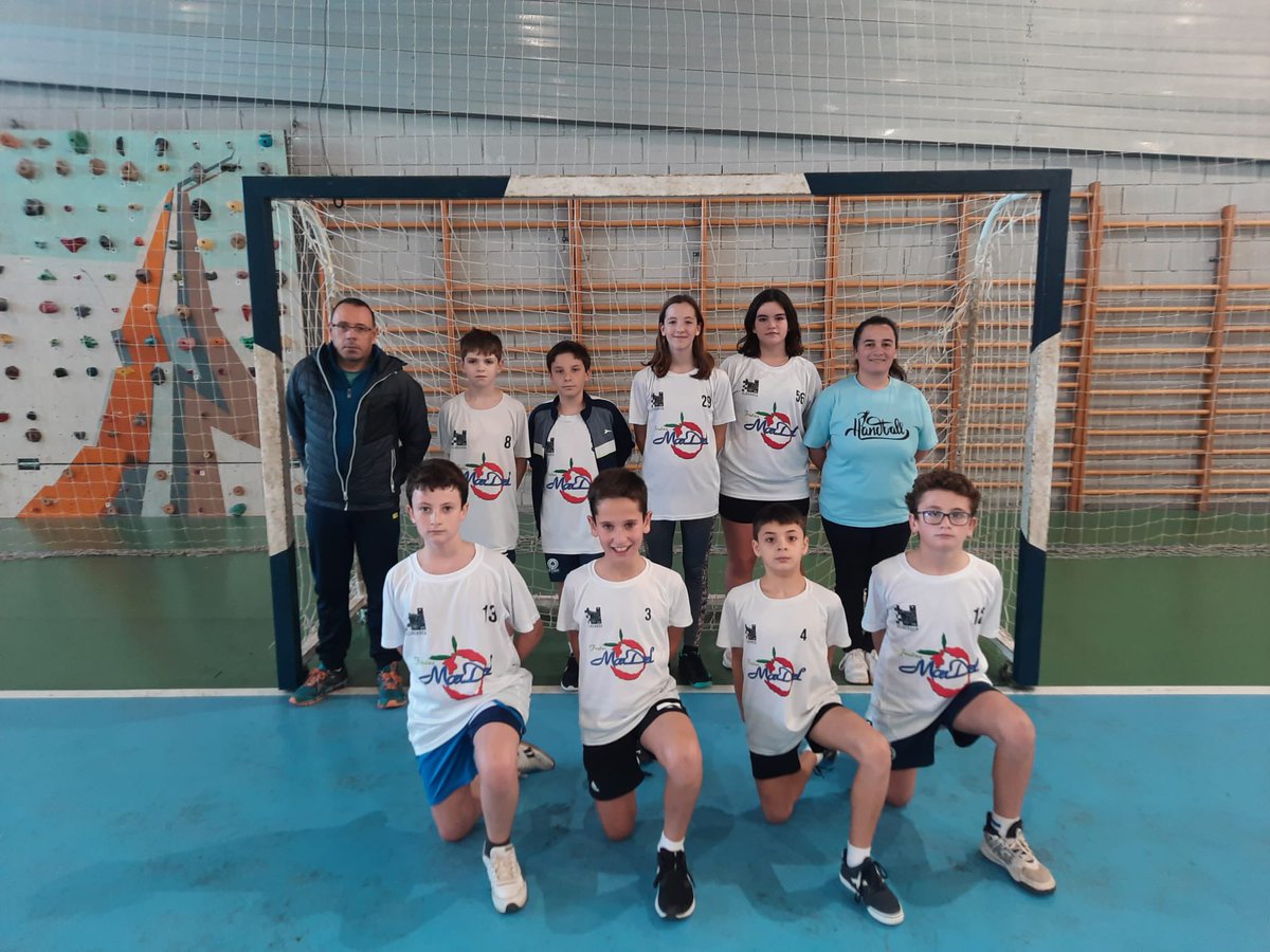 ADEliocroca's tweet photo. #BALONMANO 🤾🏻. ‼️Qué grandes soisssssss‼️🙌🏻🙌🏻🙌🏻
Primera victoria de nuestro alevín mixto, tras ganar a @CBMBullense por 9️⃣-2️⃣2️⃣ esta mañana. ¡Qué bien han jugado y cómo han disfrutado a tope, enhorabuena chic@s! 👏🏻👏🏻👏🏻
#goelio 💙🤾🏻 https://t.co/c2qmbGsnsJ