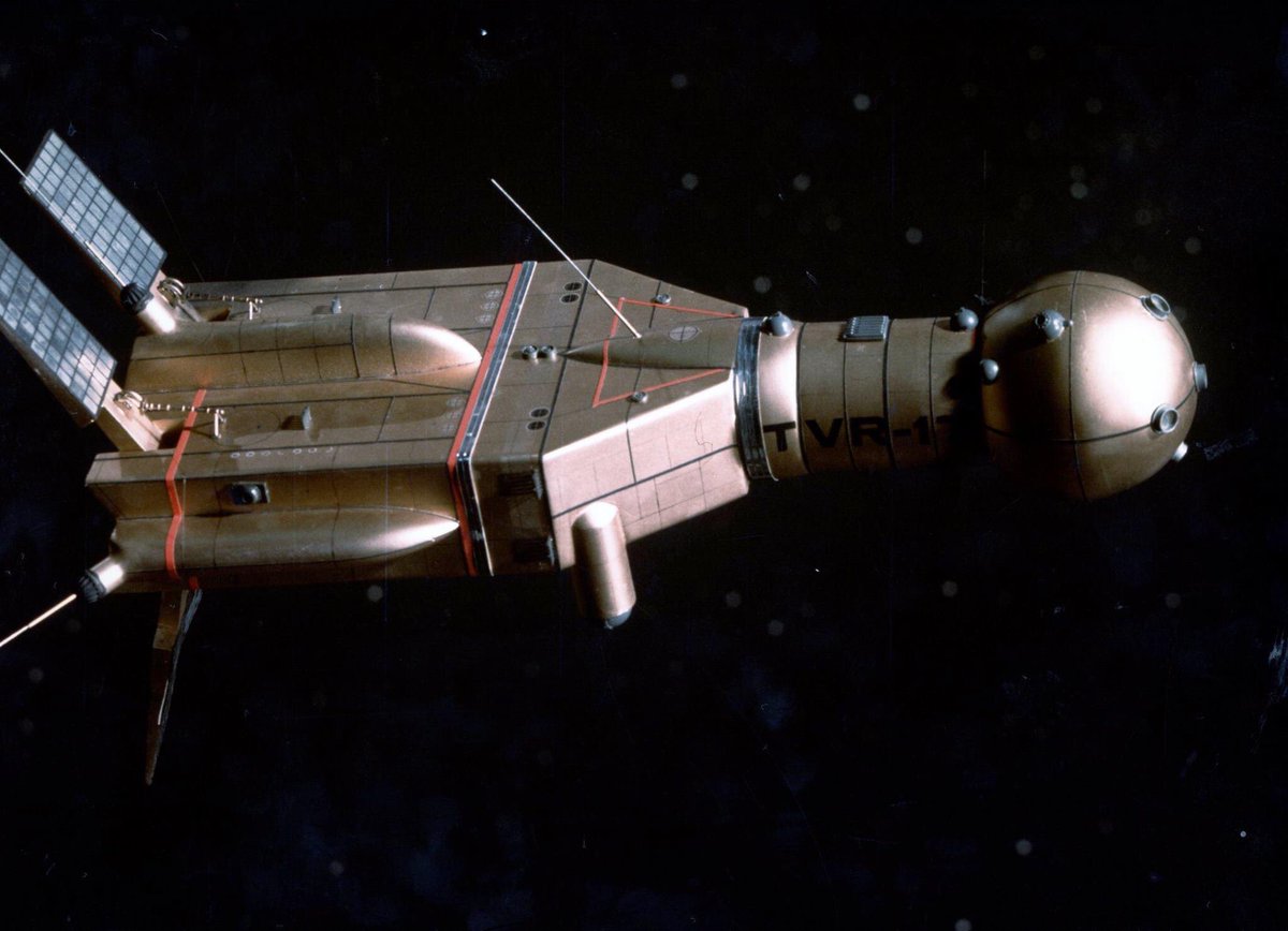 philzink's tweet photo. CAPTAIN SCARLET

The TVR-17 communication satellite that exploded after suffering from a premature re entry, apparently 😳 in “WHITE AS SNOW”.
And a great piece of concept art by Mike Trim. 
#captainscarlet #gerryanderson #TVR #tvr17 #whiteassnow #miketrim https://t.co/c92nQx41Ta