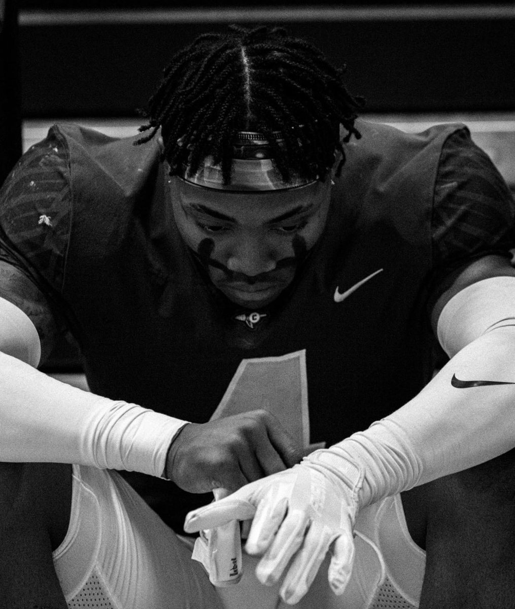 DaiquanWhite's tweet photo. This sh!t hurts cause it’s supposed too it’s a pain ion wish on nobody this Friday I played my last high school football game. @Commit2ThaC thank you for believing in me 4 years ago I’m not the young man i am without The Swamp 🍢 #TridePride https://t.co/LPIETeOH76
