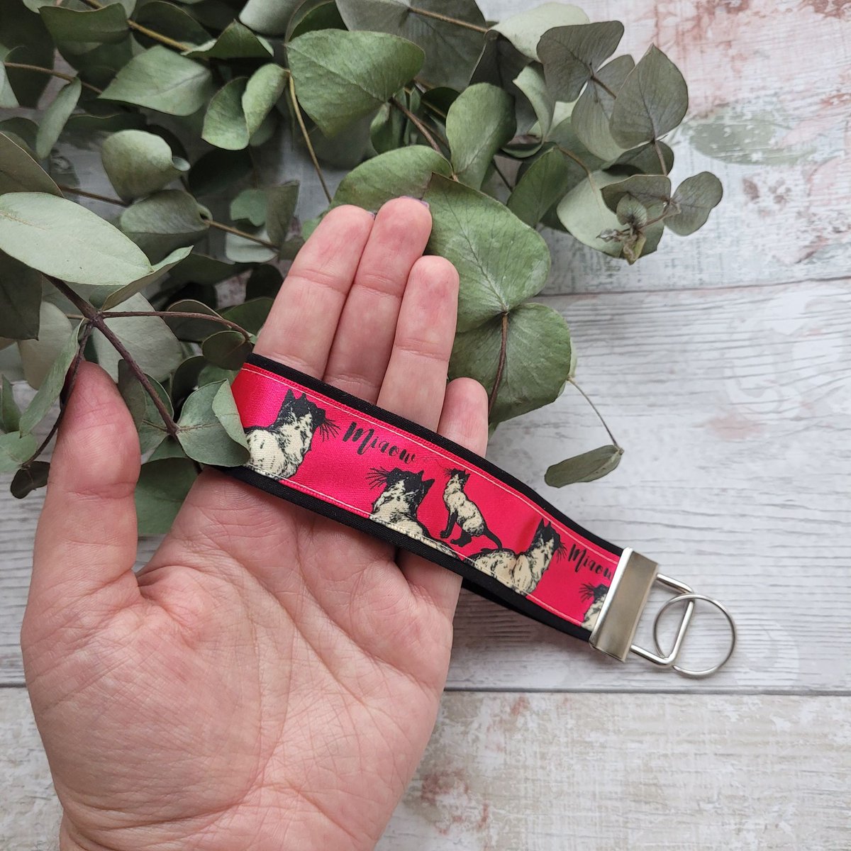 maxollieandme's tweet photo. cat key fob fabric keychain long length keyring https://t.co/hMSjs4Ha3I via @Etsy #CatsOnTwitter #MHSSBD #CatsLover #sundayvibes #CraftBizParty #UKMakers https://t.co/unIQNFc0bO