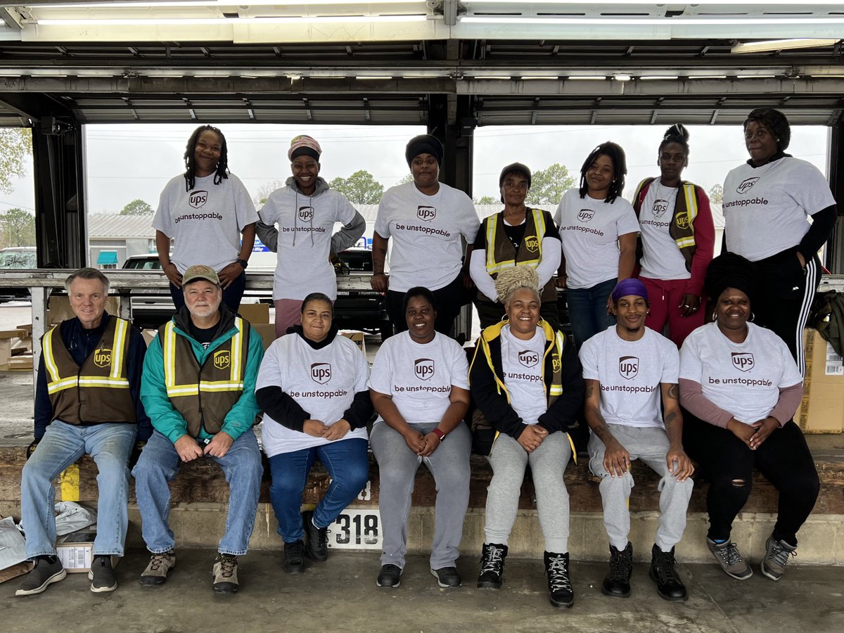ChspNc's tweet photo. Rocky Mount NC PVD team! Well about half of them lol Getting the job done safely 😉#beunstopable #northeastrocks #teamwork #ups #upsers #upser #browncafe #peakseason #upspeak #upspvds https://t.co/OnrdRGVRKB