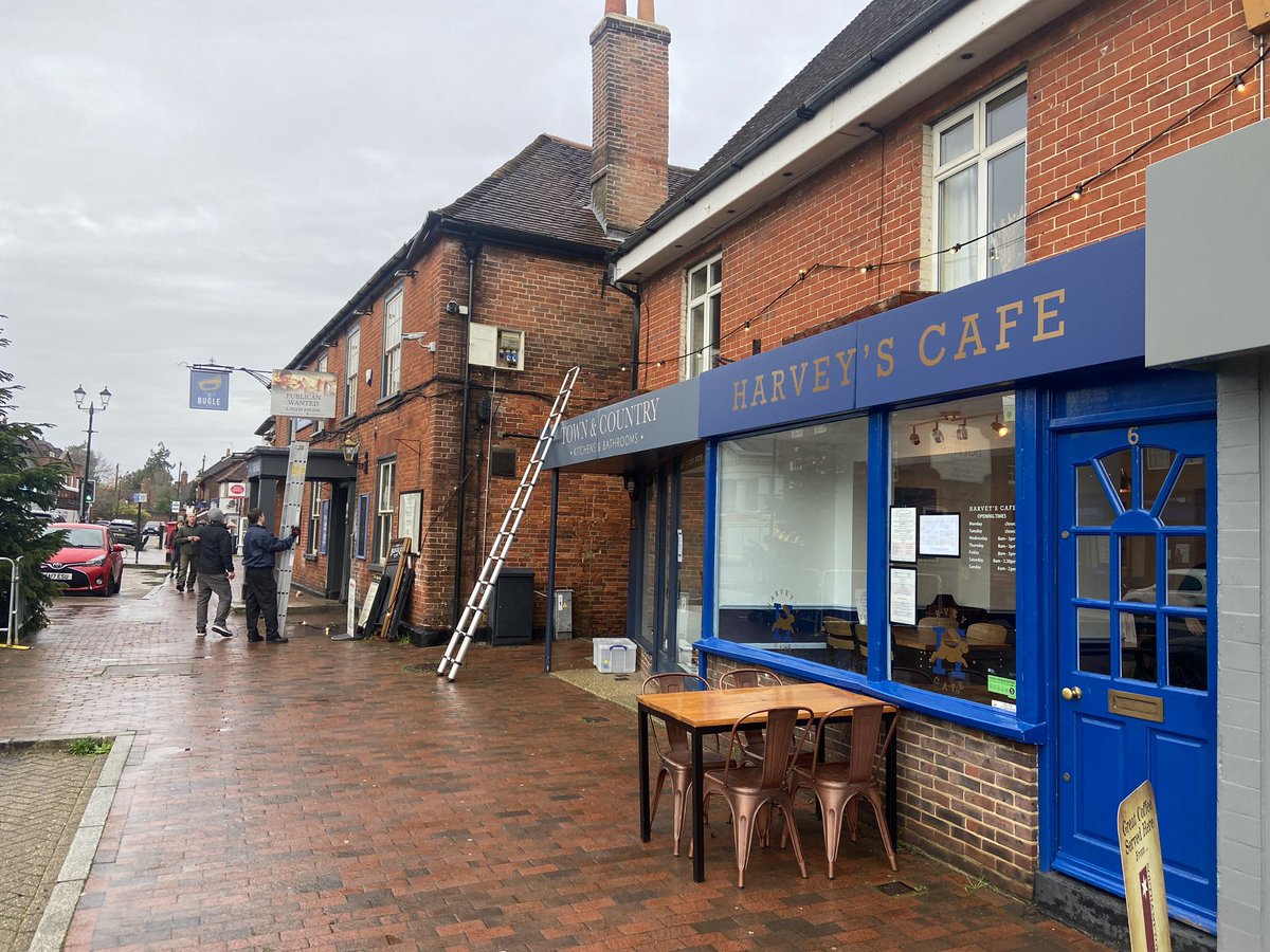 MobilityCooper's tweet photo. Shout out to the crew @Botley38 who put up the Christmas Lights in #Botley, Hants today.  Thank you chaps, your partners, &amp; children, village volunteers and the cups of tea from Kate &amp; Emer.   #christmaslights #botleyparish https://t.co/ClQLTcSFEJ