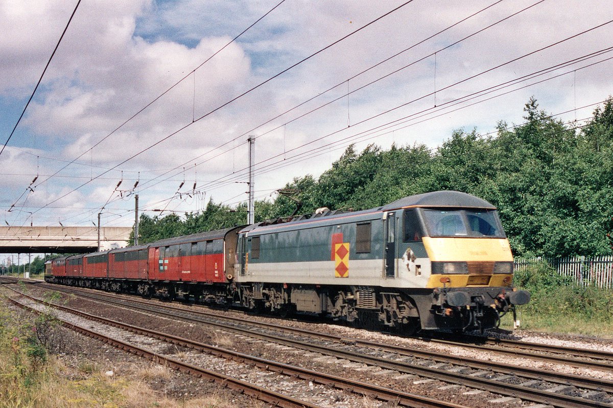 Railfreight Distribution liveried Class 90 90038 rockets away from Darlington on 15th August 2002 with 1V64 Newcastle to Plymouth mail

#Class90 #BRELCreweWorks #Skoda #RailfreightDistribution #EWS #MailbyRail