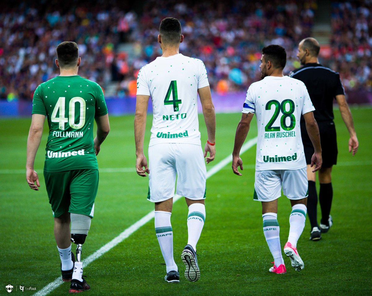 _BeFootball's tweet photo. Il y a 6 ans jour pour jour, 71 personnes du club de Chapecoense perdaient la vie dans un crash d'avion. Seul 3 joueurs y ont survécu...
#ForcaChape 💚 https://t.co/oDJQYQpqBr