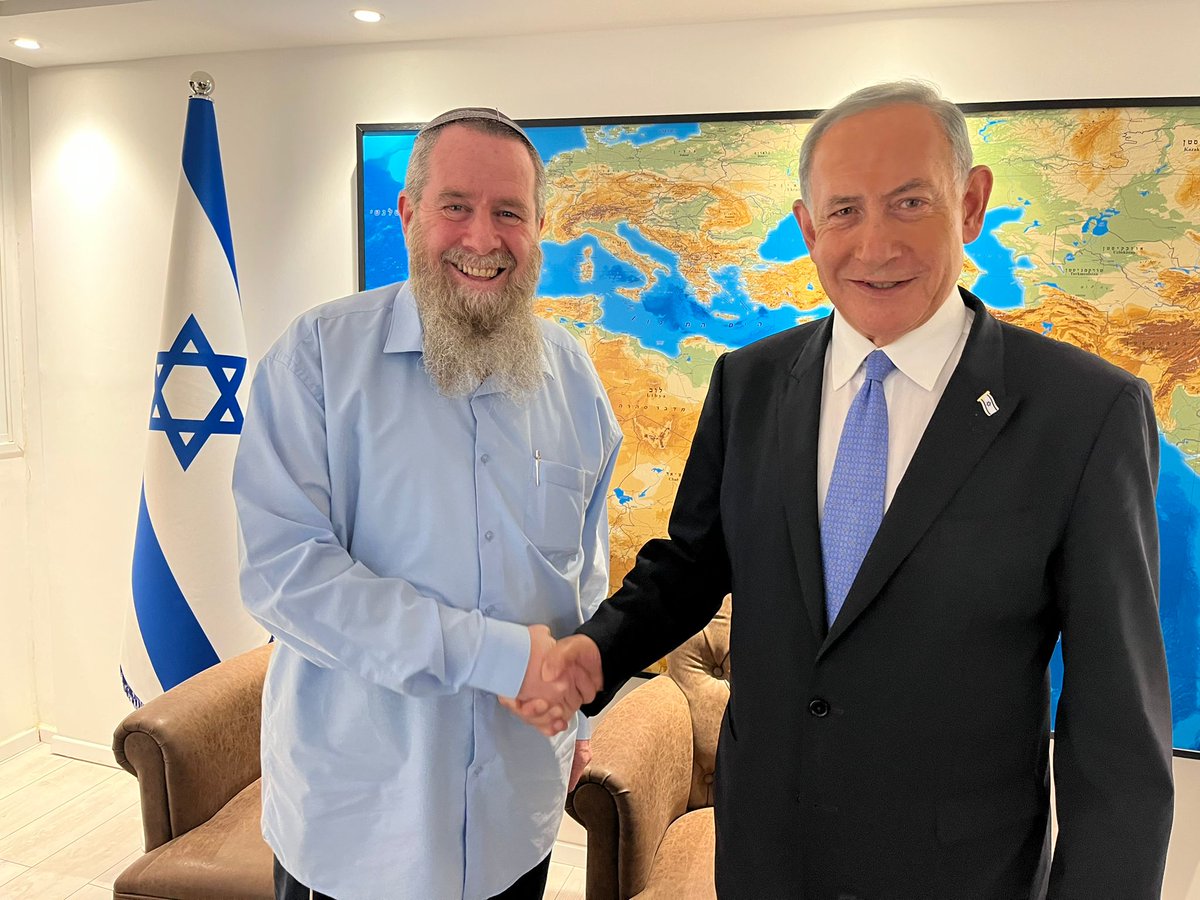 BarakRavid's tweet image. The person Netanyahu is shaking hands with is Avi Maoz, the leader of Noam, a radical religious party that focuses on opposing LGBTQ &amp;amp; women's rights. They signed a coalition deal today. Maoz will be a deputy minister at the PM office in charge of a new Jewish identity department
