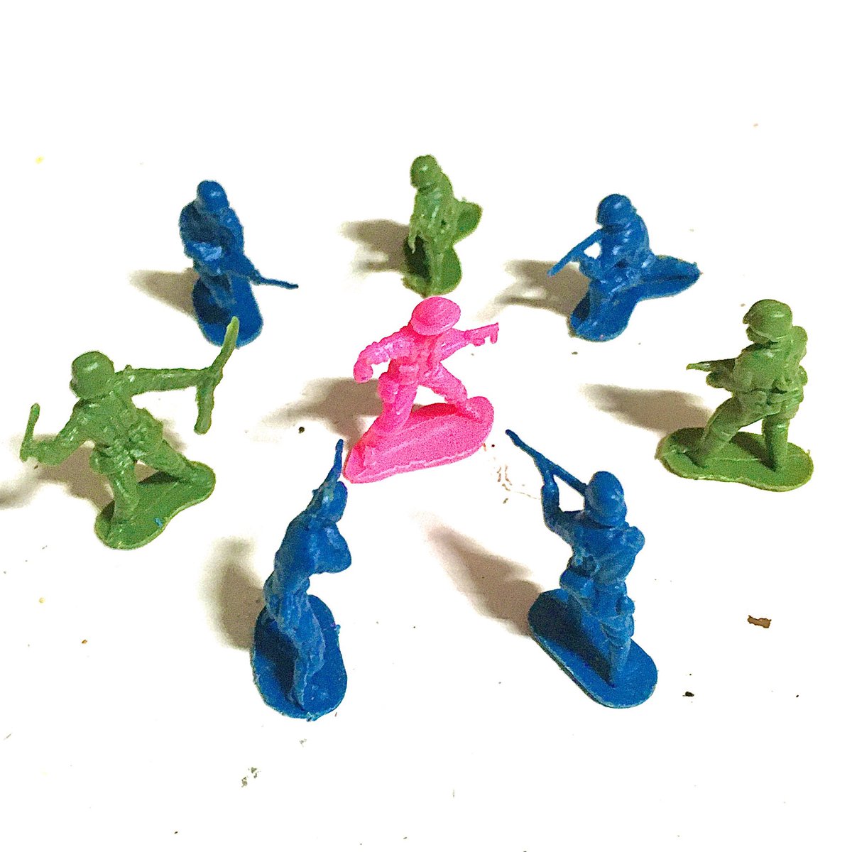 Yo jugando con los soldaditos inclusivos (🏳️‍🌈)que me encontré