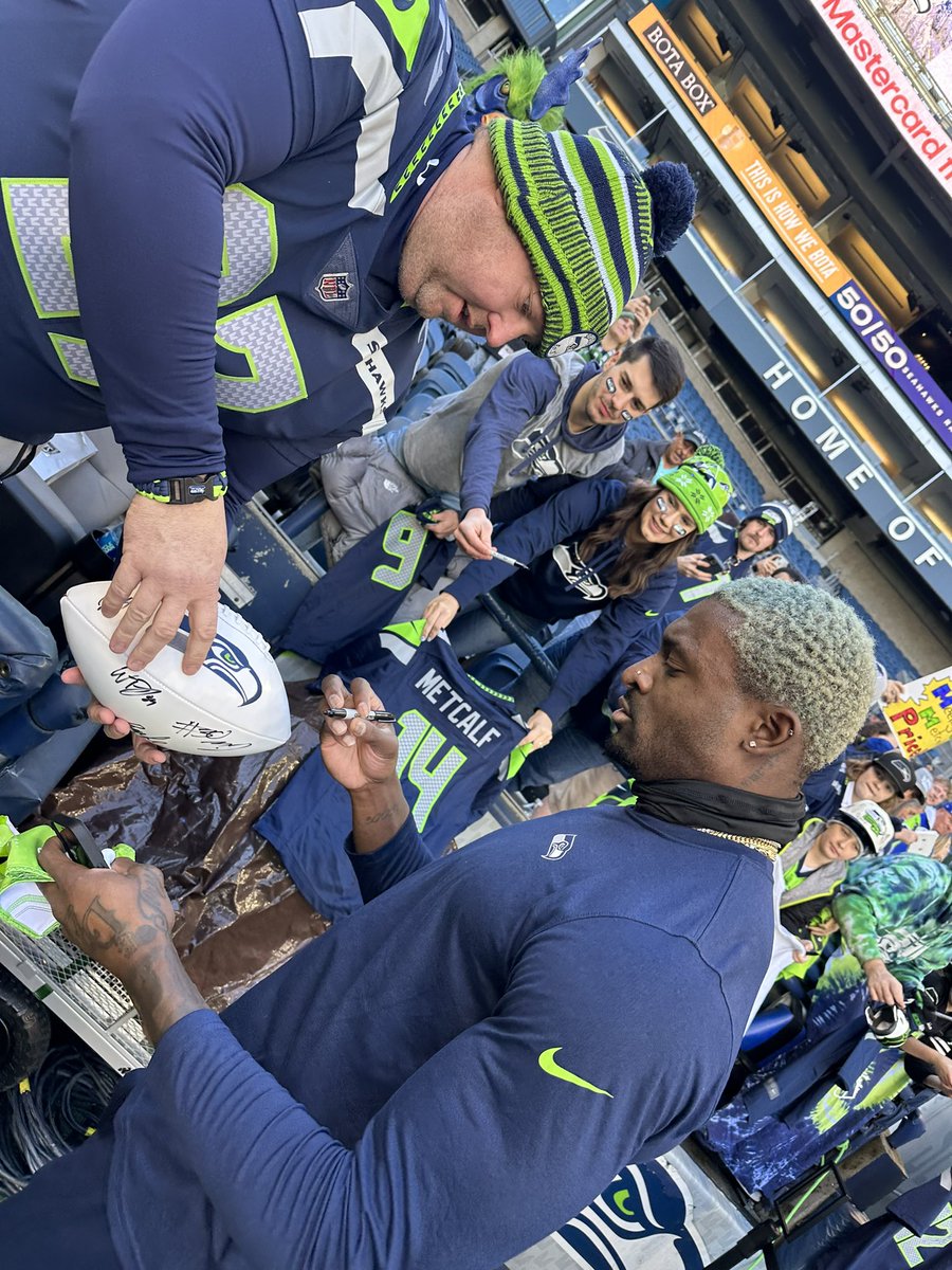 K5Greg's tweet photo. The #12s getting plenty of love from the team today
@PeteCarroll @GenoSmith3 @dkm14 
@KING5Sports #Seahawks #LASvsSEA @king5seattle #HomeOfTheSeahawks 
Watch the #5thQuarterShow after @snfonnbc. https://t.co/3X8yB28sXp