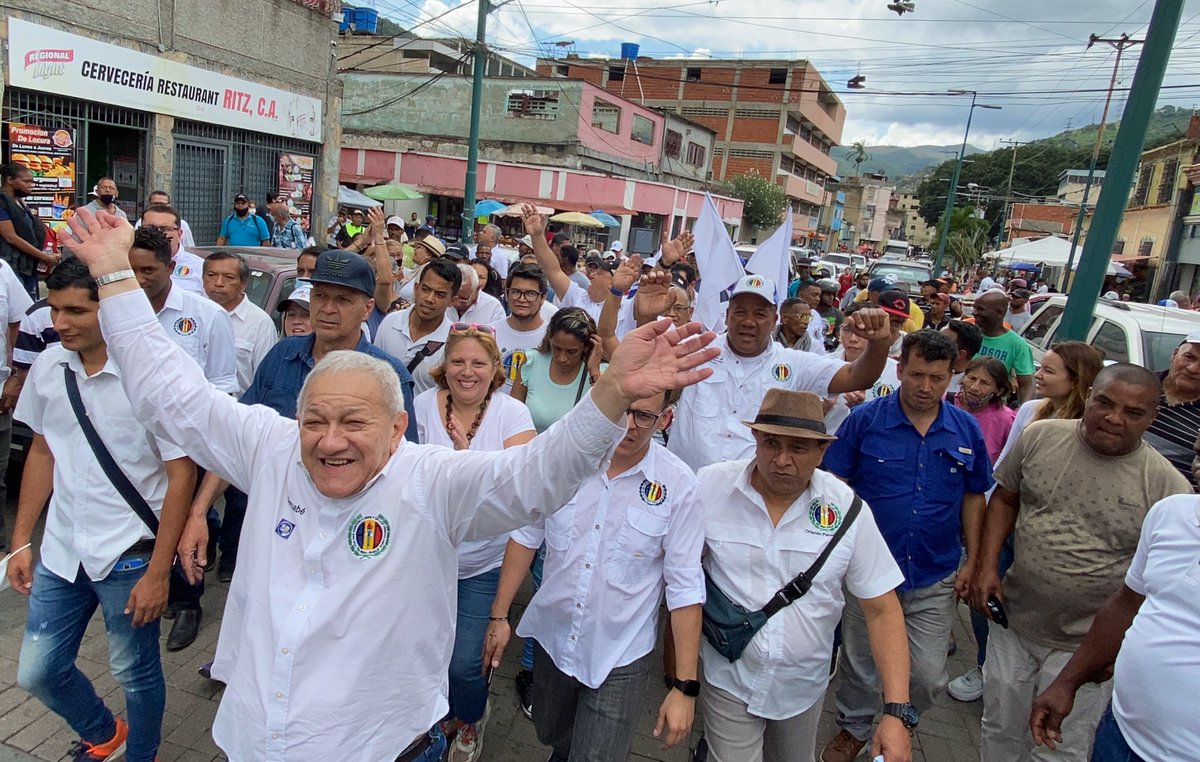 cleverlaraad's tweet photo. Cuando #CaminamosConBernabé, solo se siente el clamor que con los ADecos se vive mejor, porque los gobiernos de #AcciónDemocrática han sido prósperos. Es por ellos que desde la parroquia Antímano reafirmamos que con AD y @adbernabe, #VolveremosAMiraflores. https://t.co/icDgx05x8O