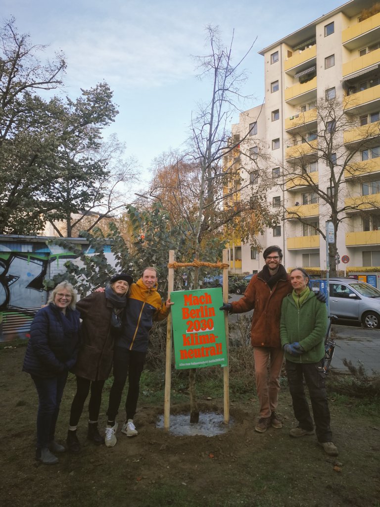 Heute haben @max_progressiv, <a href="/klimartha/">Martha</a>, <a href="/Klimakaempferin/">Corinna Hägele</a> und ich mit Uwe Marlaine von <a href="/stadtbewaldung/">Stadtbewaldung e.V.</a> einen Walnussbaum in #Kreuzberg gepflanzt. In 80 Jahren bindet er so viel CO2 wie 90 Berliner:innen an einem Tag emittieren. Wir fangen schon an mit #Berlin2030, <a href="/klimaneustart/">Klimaneustart</a>!