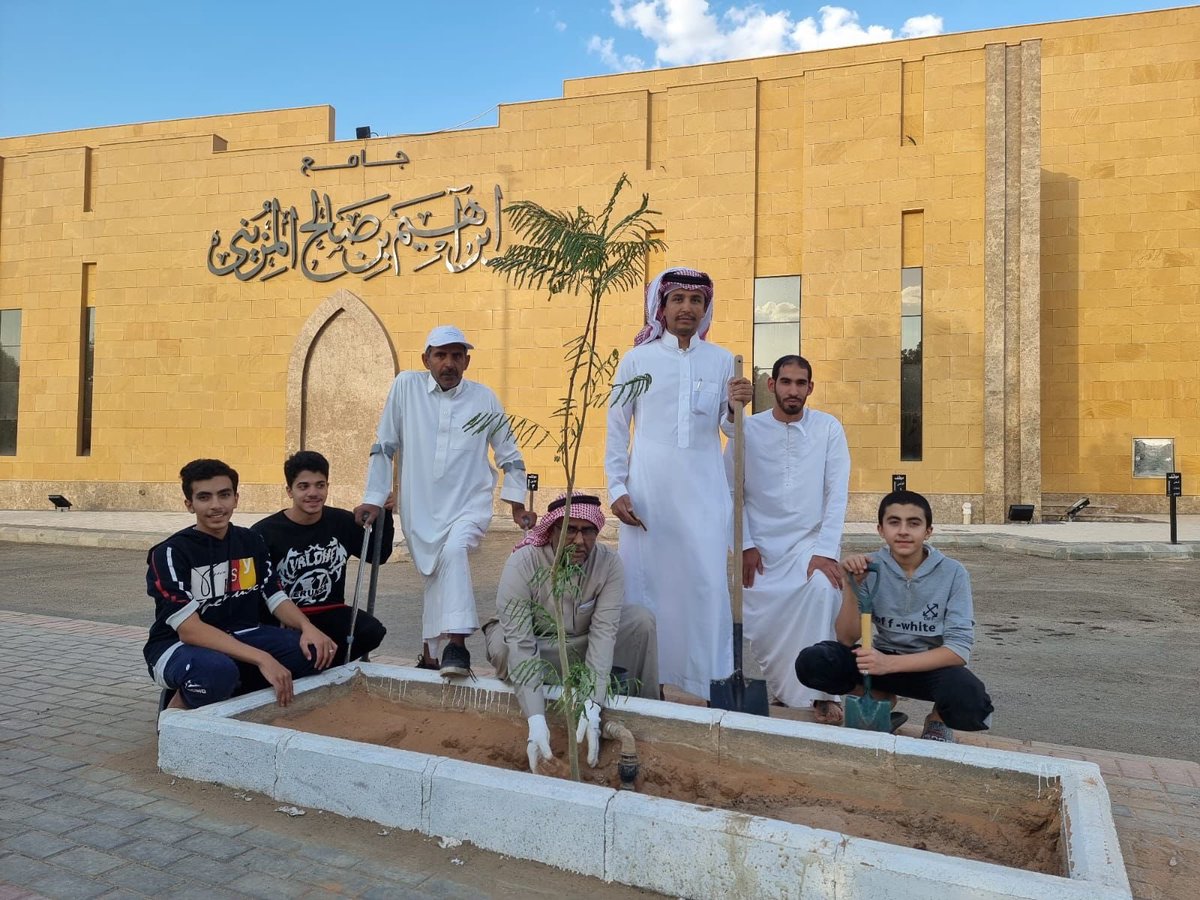 عودة بعد انقطاع وبجهود العضو <a href="/fhahd_alharbi/">صديق البيئة: فهد الوسيدي</a> صديق البيئة ومساندة <a href="/Mun_Alrass/">بلدية الرس</a> و الأعضاء تم زراعة عدد من اشجار الظل والجمال في محيط جامع الشيخ ابراهيم المزيني بحي العزيزية #لنجعلها_خضراء #أرض_القصيم_خضراء
@
