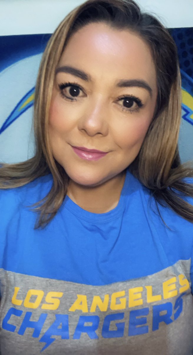 ValPlata's tweet photo. This girl ⬇️
💙💛 her @chargers ⚡️
#BoltUp
#PuroChargers⚡️
#BoltFam⚡️
#ReppingMyColors
#ReppingMyTeam
#ReppingMyBolts https://t.co/Q1Gx85wskg