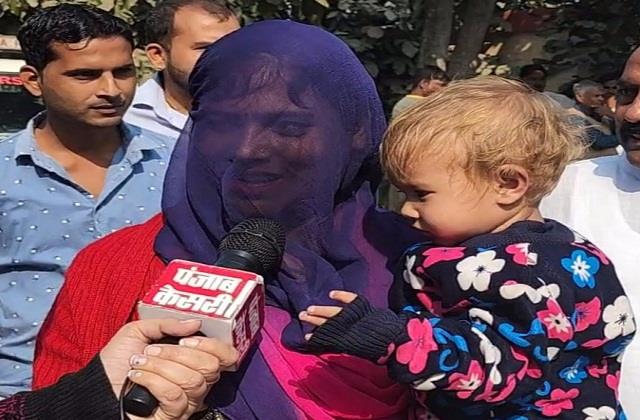 punjabkesari's tweet photo. 50 फीसदी आरक्षण के साथ घूंघट की आड़ से चलेगी छोटी सरकार, घर के पुरुष ही करेंगे महिला पार्षद का प्रतिनिधित्व
https://t.co/AaLC09xPsd

#haryana #panchayatelections #50percentreservation #womancandidate #faridabad https://t.co/V00kEejULa