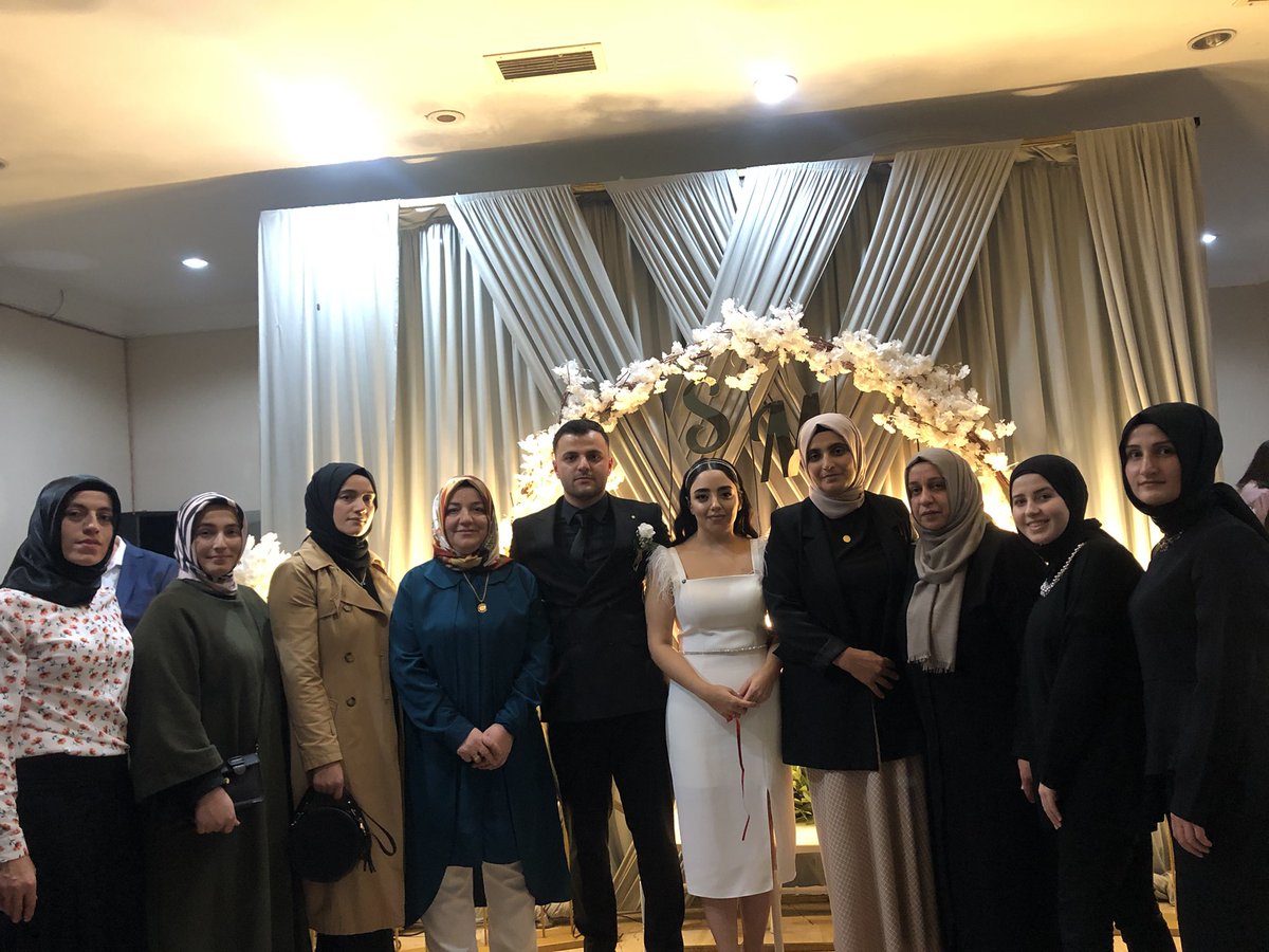 🌹İlk adımı atarken🌹AKParti AraklıİlçeKadınKollarıBşk. Sn. MeryemHamiyet Halilve yönetimi,Belediye Bşk. Sn. Recep Çebi,İlçe KoordinatörüFatmaYaşarGünçiçek,KadınKollarıYönetimKuruluÜyemiz HaticeKarabıyık’ın değerli evladı Mustafa&amp;Seda çiftinin nişanına katıldılar
@akkadintrabzon