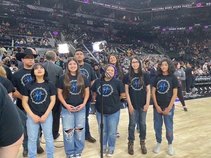jaychoirs's tweet photo. JOHN JAY CHOIR performed the National Anthem at the Spurs .vs. Lakers game last night
AND DID A FANTASTIC JOB! definitely one for the books !
Thank you for having us @spurs @NISDJay @JJHS_JOURNALISM @JJHSCounseling #spurs #johnjayhighschool https://t.co/FrkW9Ml8te