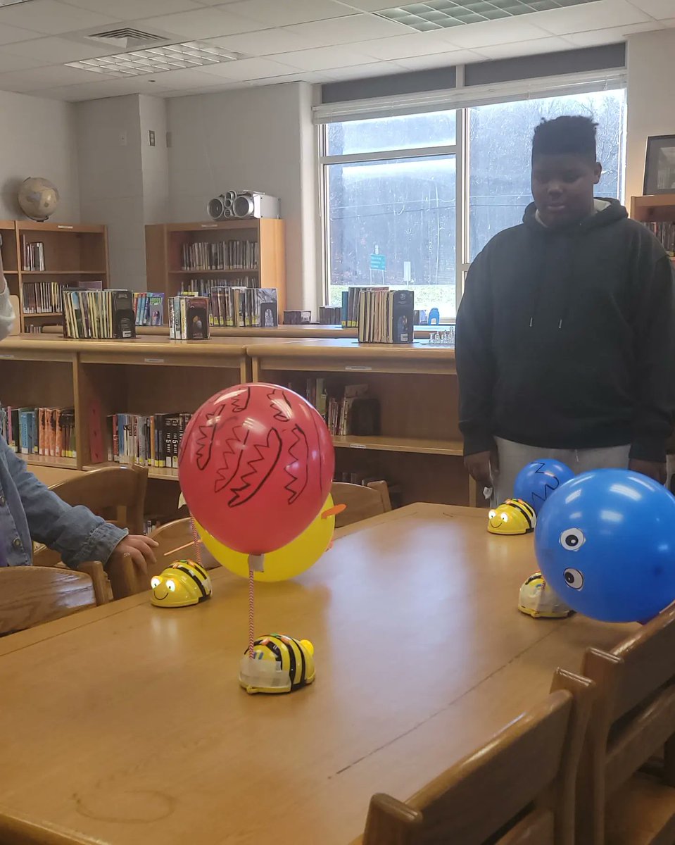 EMSPOWERHOUSE's tweet photo. We read Balloons Over Braodway and designed our own floats to have a parade by coding #beebots. Thank you @KatieAmeigh for coding with us!@ElktonMiddle https://t.co/n3WpXxZFum