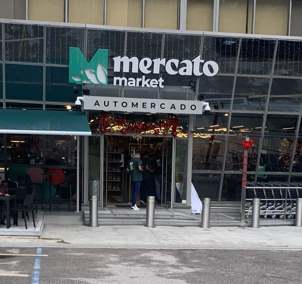 pedro200's tweet photo. A este mercado nuevo en Caracas le pusieron por nombre "Mercado Mercado Automercado".

En italiano, inglés y español, para que no te queden dudas. https://t.co/kevhpaI9Jf
