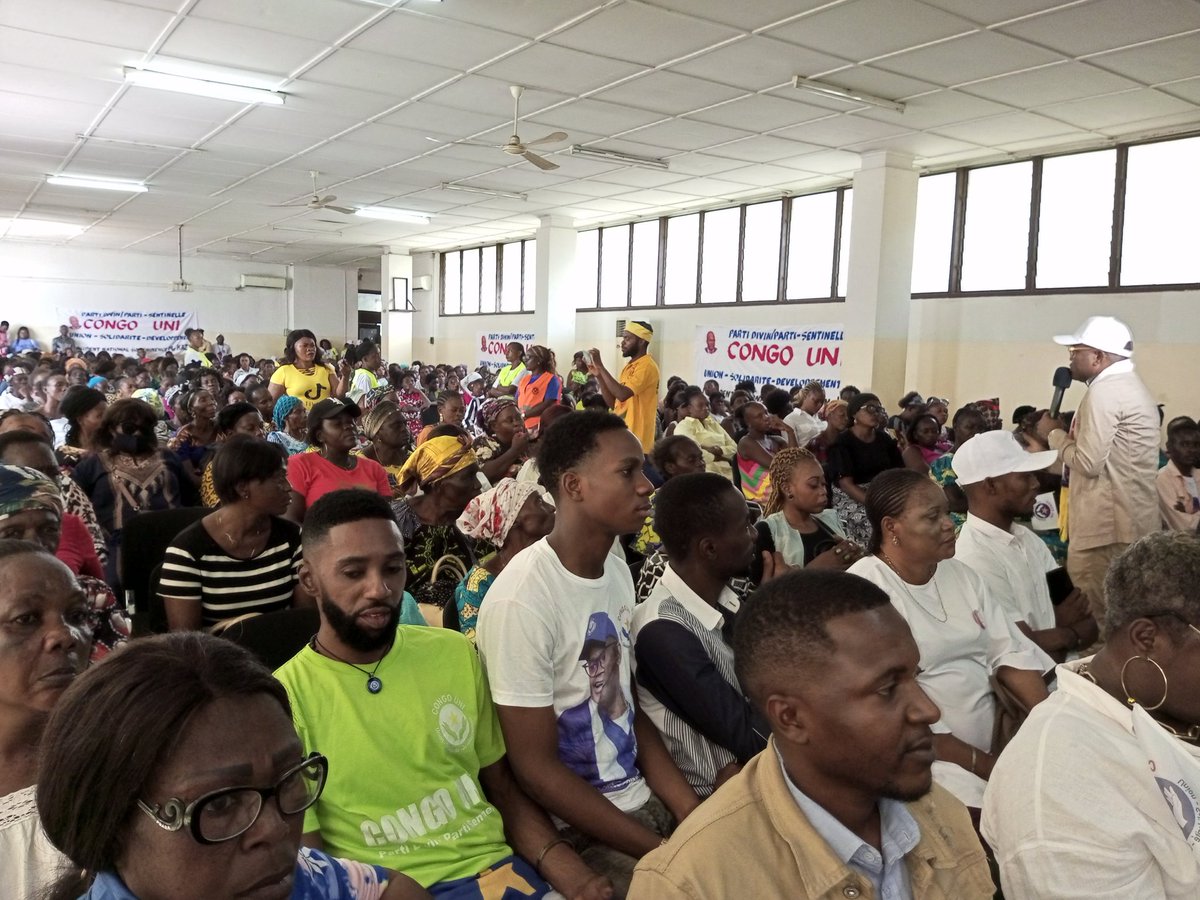 CongoUni5's tweet photo. Le président national @kaziteriko, alias son Éminence maître #Kazy a échangé, ce dimanche dans l'enceinte du Lycée Mgr Shaumba, avec les femmes du district de Lukunga sur le thème : "Ne perdez pas espoir. Le Congo se redressera". https://t.co/Hu1ETCmX9A