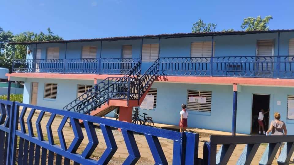 SanchezDoraida's tweet photo. Qué linda y confortable luce la escuela primaria Viet - Nam Heroico después de una reparación integral utilizando fondos de la contribución territorial que aportan las empresas del territorio. #MOA #Holguin #Cuba https://t.co/gPg8OMvbCO