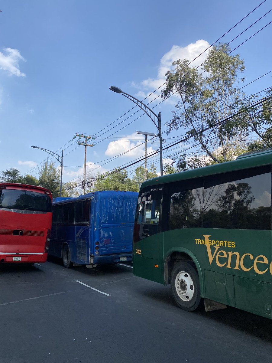 LIXXZ's tweet photo. Filas y filas de camiones de acarreados para la marcha presidencial. Que vergüenza #AmloFracasoPresidencial #AMLOBurlaMundial #AMLO #ElINENoSeToca https://t.co/9auRpgKJq4