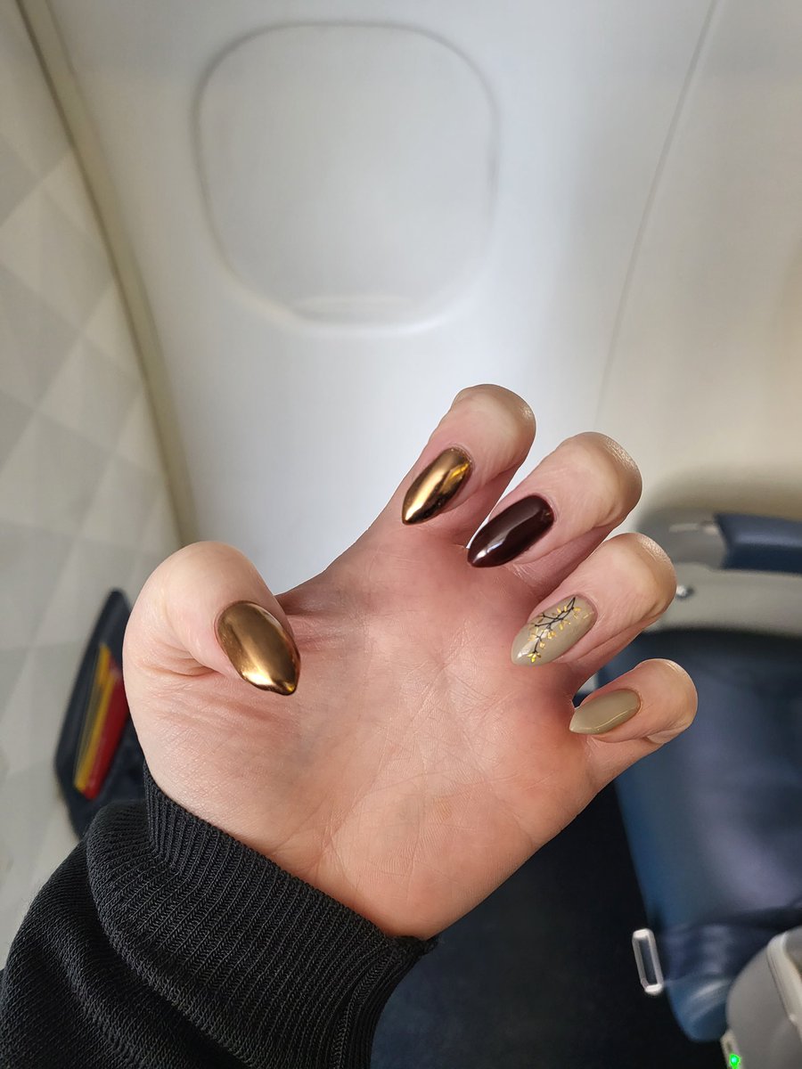 ocia_bear's tweet photo. #nailupdate I never copy paste and I never do shiny so taylor was concerned for me lmao https://t.co/AiPcfoLSk7
