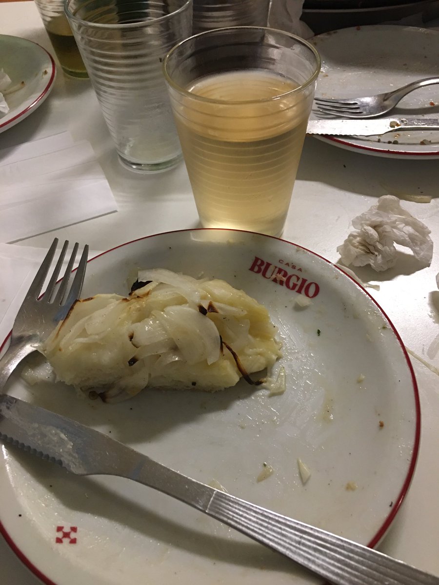 PabloColombo10's tweet photo. #Burgio #fugazzeta #cerve #moscato con la 1 @adrianajcabassi https://t.co/vgxTzgkWA1