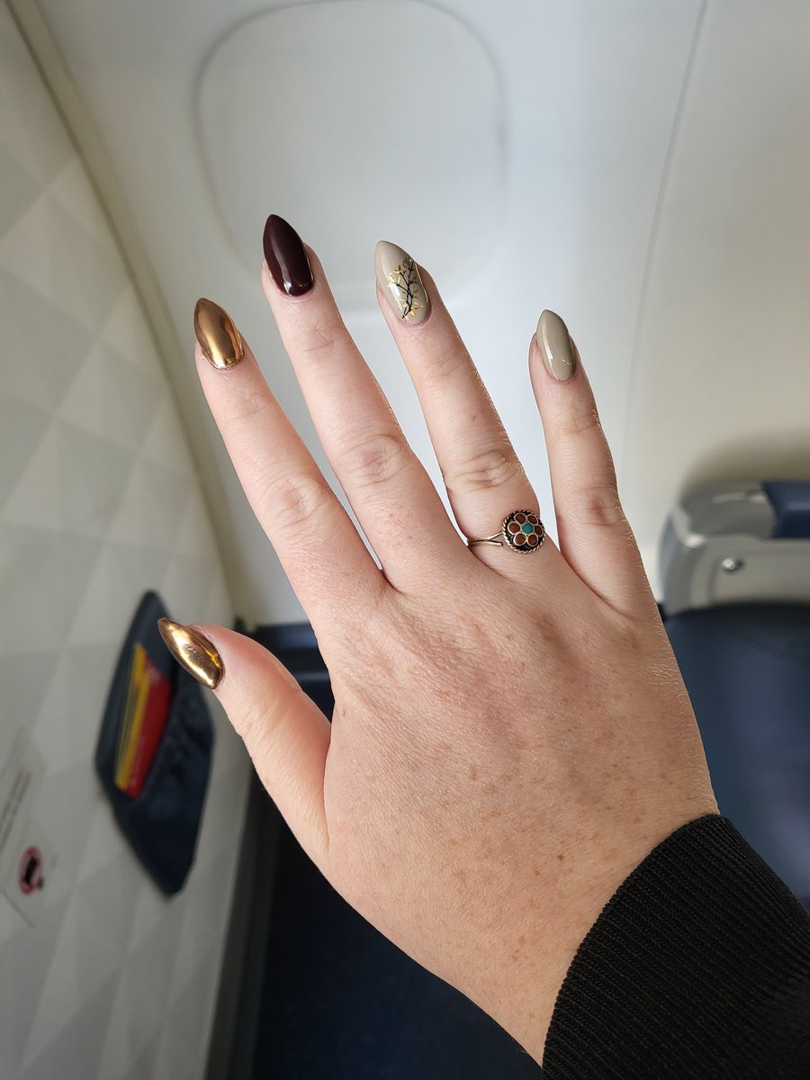 ocia_bear's tweet photo. #nailupdate I never copy paste and I never do shiny so taylor was concerned for me lmao https://t.co/AiPcfoLSk7