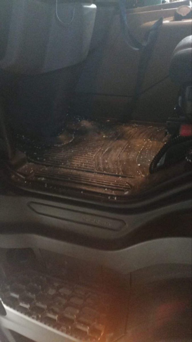 2epinforma's tweet photo. 🚨 URGENTE - Daños de consideración sufrieron 3 camiones, 2 de alimentos y 1 de bencina que quisieron atravesar el Bloqueo del Paro de los Camioneros en Calera, Choferes tienen lesiones leves y Carabineros solo presenció el acto y huyó del Lugar

#ACAB #CamionerosTerroristas https://t.co/HaItUB8rIy