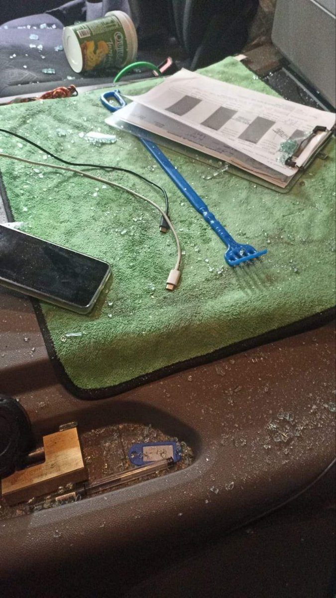2epinforma's tweet photo. 🚨 URGENTE - Daños de consideración sufrieron 3 camiones, 2 de alimentos y 1 de bencina que quisieron atravesar el Bloqueo del Paro de los Camioneros en Calera, Choferes tienen lesiones leves y Carabineros solo presenció el acto y huyó del Lugar

#ACAB #CamionerosTerroristas https://t.co/HaItUB8rIy