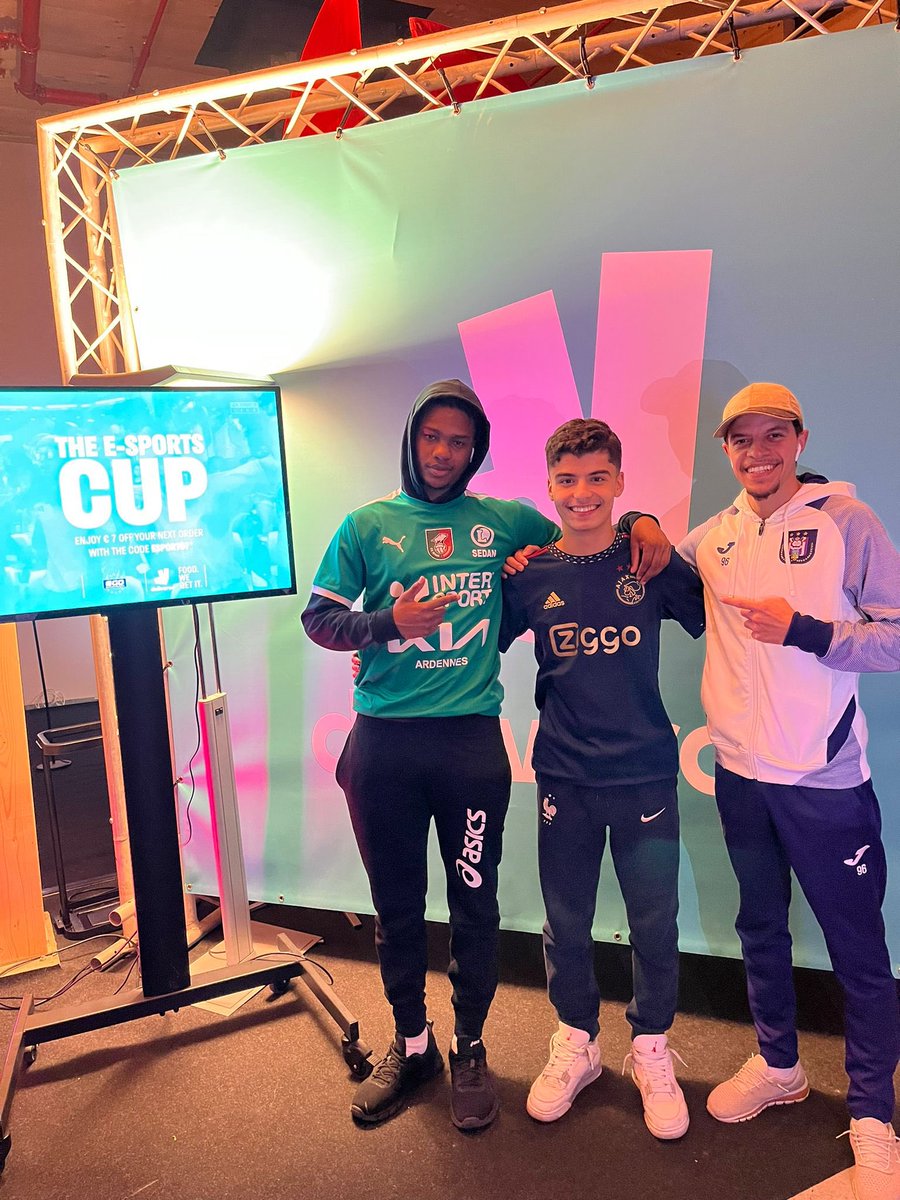 E-Esports Cup by <a href="/Deliveroo_Be/">Deliveroo Belgium</a> 

Un beau podium pour cette édition
🥇<a href="/ilianbouchi_/">Ib Seven 🍉</a> 
🥈@CSSA_B2 
🥉<a href="/ZakBentato/">Zak "Emperatoor" B.</a> 

Bravo à tous et rdv semaine pour les tournois online 

Merci @Im_Strk pour le cast et <a href="/Badjian_/">Bryan</a> et son staff pour l’orga
