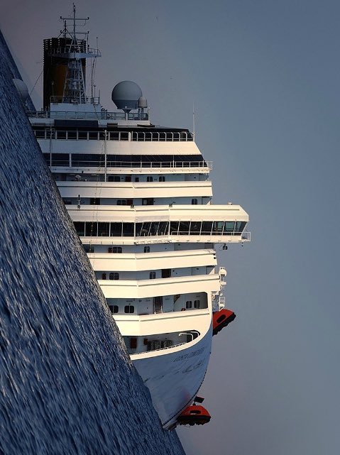 DailyDopeAmine's tweet photo. Somethings not right here… the sea is crooked! https://t.co/Ai8Wm9vghb