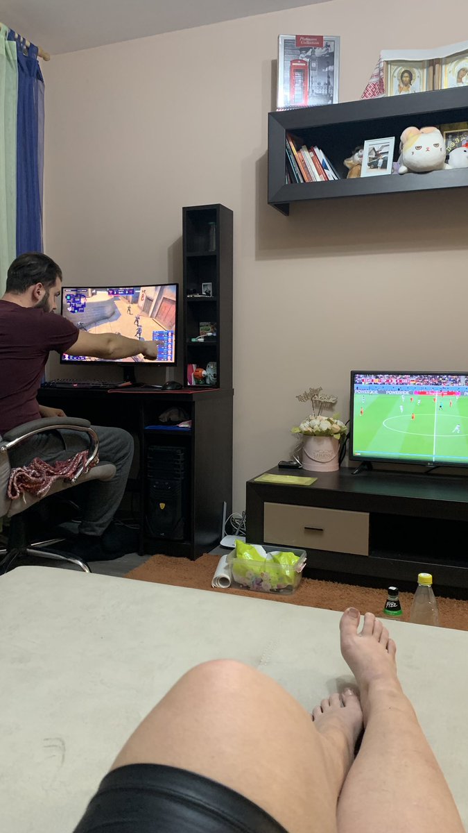 anegodina's tweet photo. Муж болтает сам с собой (или поясняет за ум футболу). 

А я заметила, что мне просто нужен педикюр (и нешрамированные ноги). 🥲 https://t.co/g09WizIcIM