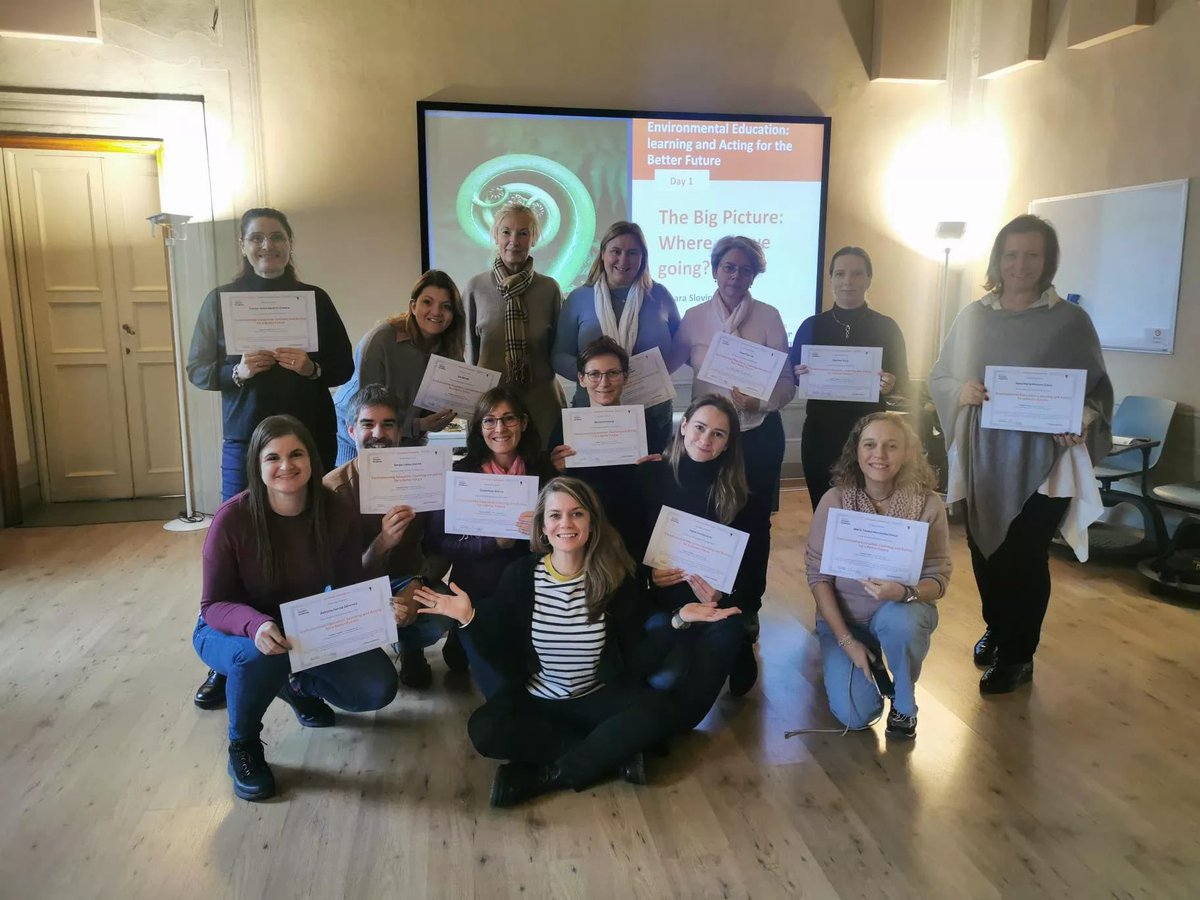 SOSOLVER1's tweet photo. Por un lado los docentes del Malasaña han participado en un curso en 🇮🇹 centrado en los aspectos mas importantes de la #sostenibilidad y su aplicación didactica
@sepiegob @educacmadrid 

🇮🇹 🇪🇺  🇪🇸 https://t.co/4CG60IL3ox