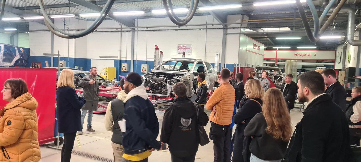 AdillRs's tweet photo. #Artisanat #JobDating, visite des plateaux techniques, découverte metiers avec les casques VR et entretiens pour nos jeunes ce vendredi 25/11 dans les locaux de la @CMA_HdF #OnEstLàPourVous @poleemploi_HDF @BoucauxLaurent @LEBEAUAmlie1 https://t.co/8jKYItlGvm