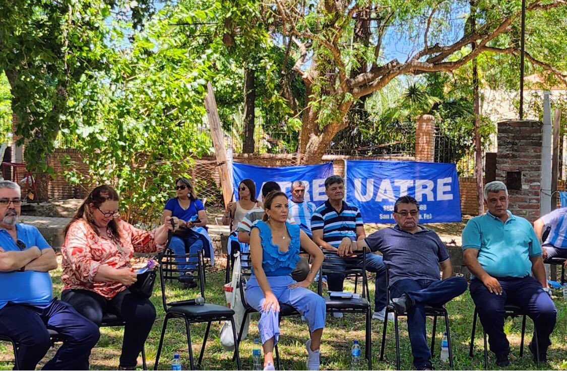 JoseVoytenco's tweet photo. Hoy compartimos un encuentro junto a los compañeros y compañeras de la de Santa Fe. 
Vamos paso a paso, recorriendo las provincias con el Secretariado Nacional, llevando las acciones realizadas y las propuesta de lo que se viene para el 2023.
#UATREFederalSolidariaInclusiva https://t.co/qO6wBnqcoT