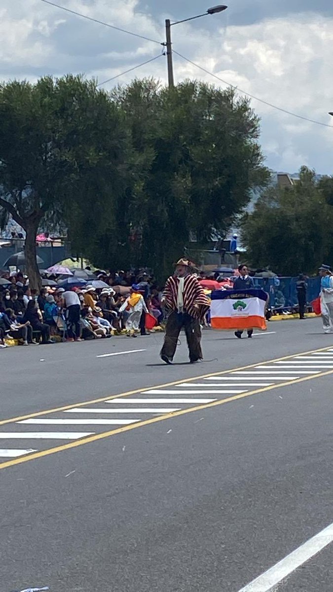 GuamanAbi's tweet photo. Unidad educativa Bilingüe San Marino Presenta a su capriche  al inicio de su presentación #quito #tribunadelsur #colegios #desfile https://t.co/OnRKjiMr0I