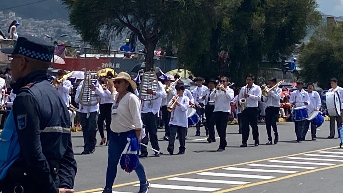 GuamanAbi's tweet photo. Unidad educativa Bilingüe San Marino Presenta a su banda de paz al ritmo de los instrumentos #quito #DesfileDeLaConfraternidad #colegiosquito https://t.co/3PKKJpjbiq