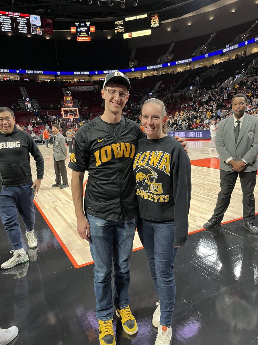 PNWHawkBen's tweet photo. Great seats, tough loss #pkinvitational #GoHawks https://t.co/h8x8j7ciro